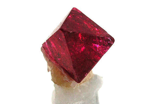 Tinh thể đá Spinel trong tự nhiên